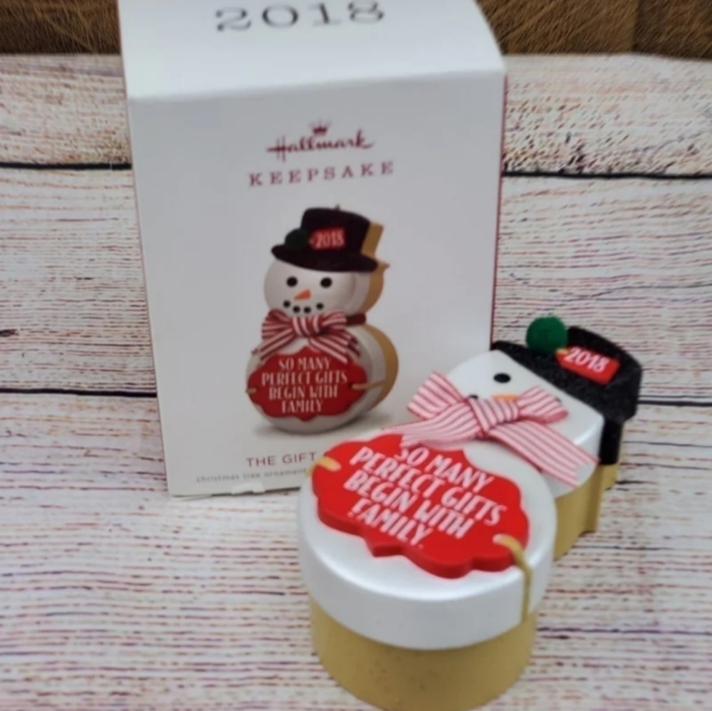 2018 Hallmark Ornament The Gift Of Family